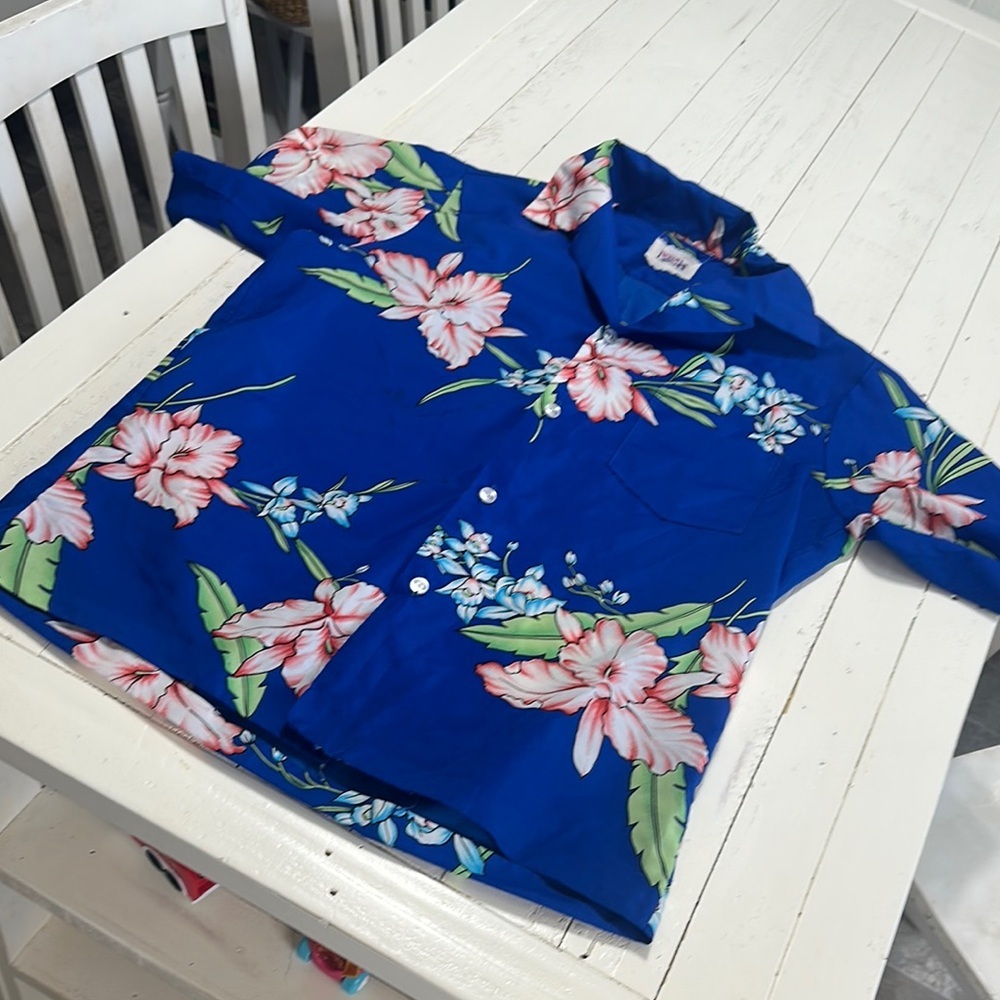 Vintage resort line, Blue Floral Hawaiian button down short sleeve men’s Shirt